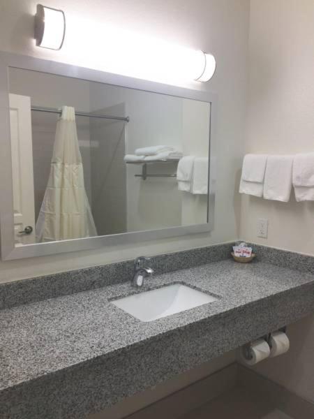Koupelna v ubytování Scottish Inn & Suites - Conroe