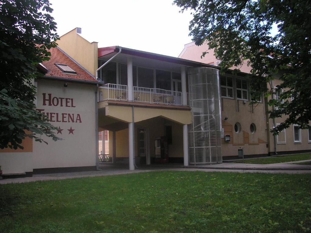 una vista externa del edificio helena del hotel en Hotel Thelena, en Tolna