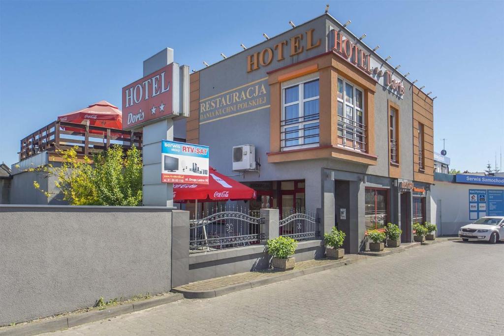 um edifício de hotel ao lado de uma rua em Hotel Doris em Oborniki