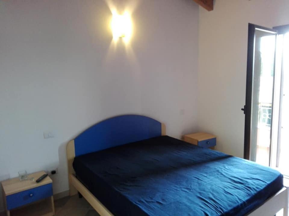 ViddalbaにあるMarcoのベッドルーム1室(青いベッド1台、壁にライト付)