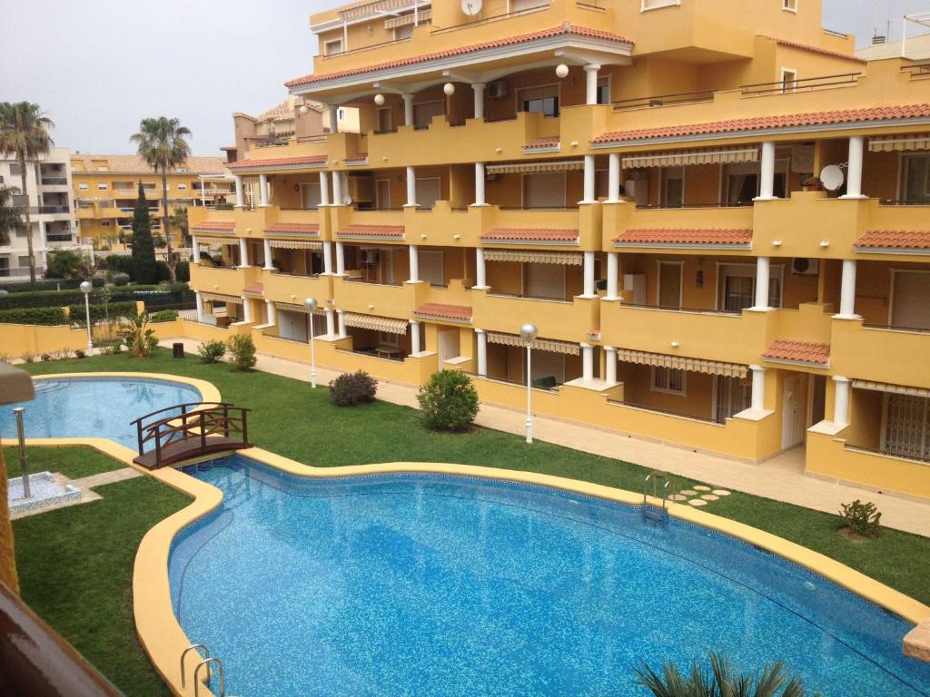 een appartementencomplex met een groot zwembad bij Cascadas De Las Marinas in Denia