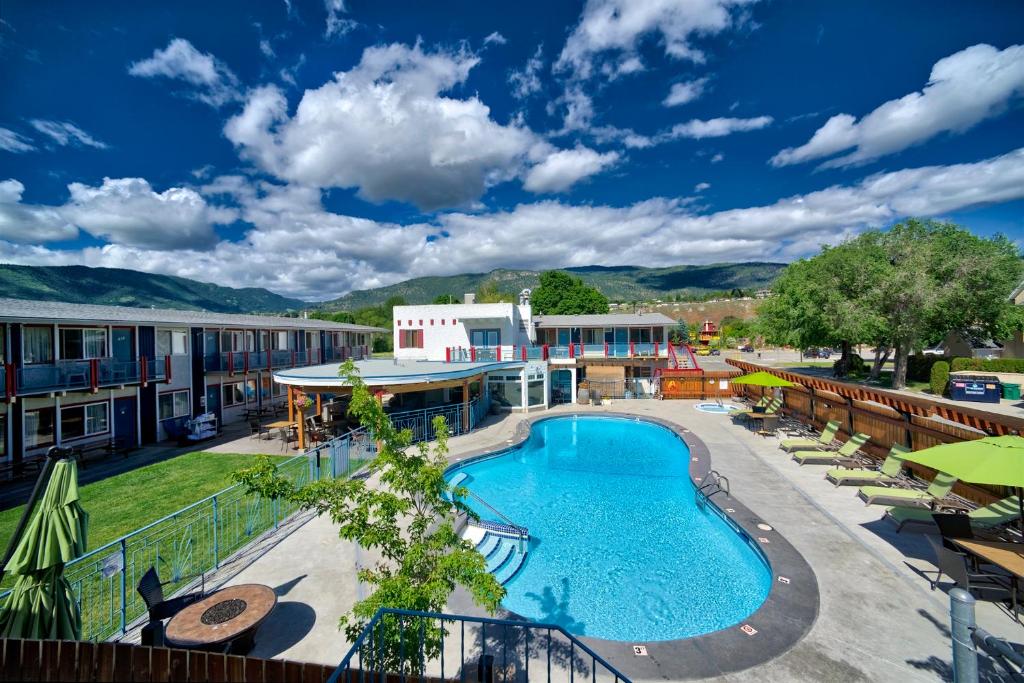 una imagen de una piscina en un complejo en Bowmont Motel, en Penticton