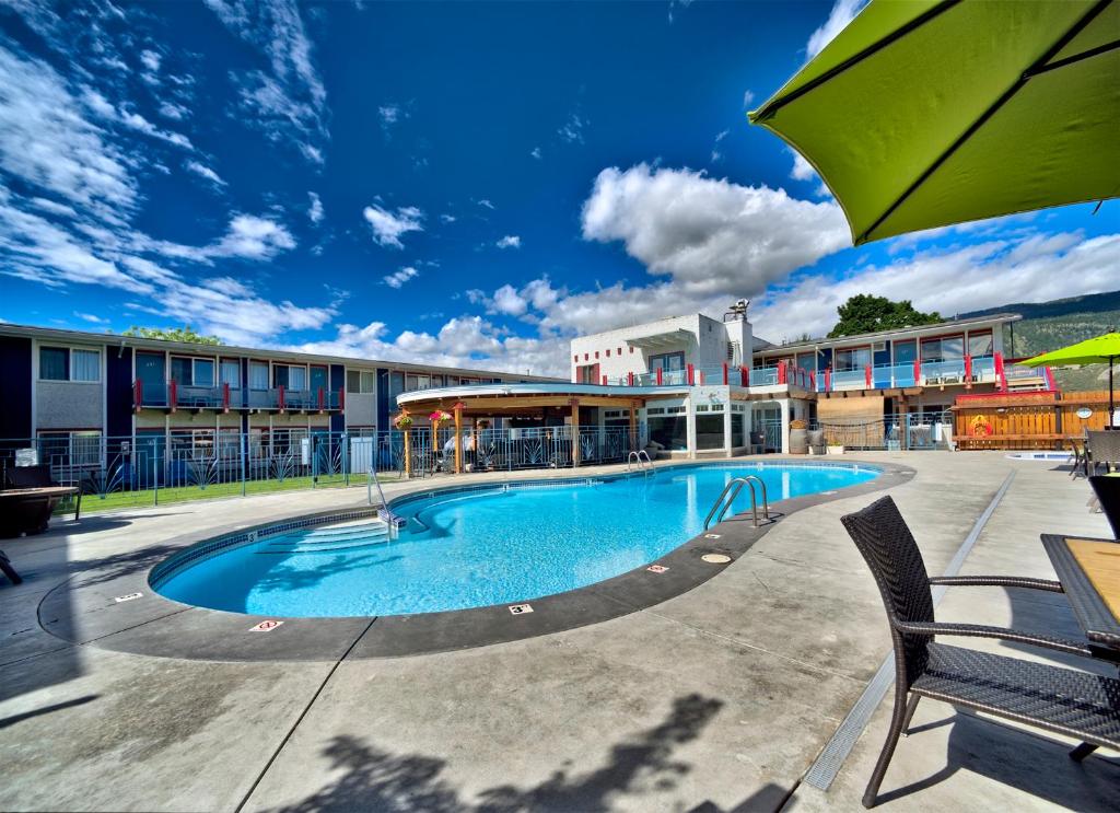 Bazén v ubytování Bowmont Motel nebo v jeho okolí
