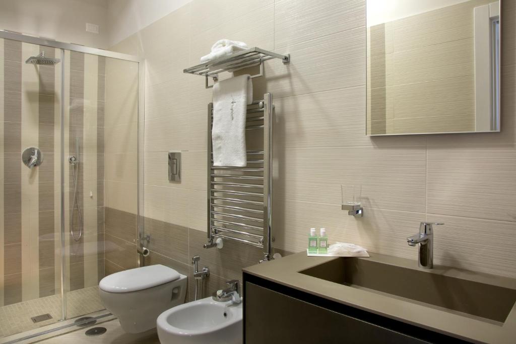 A bathroom at Naplesuite