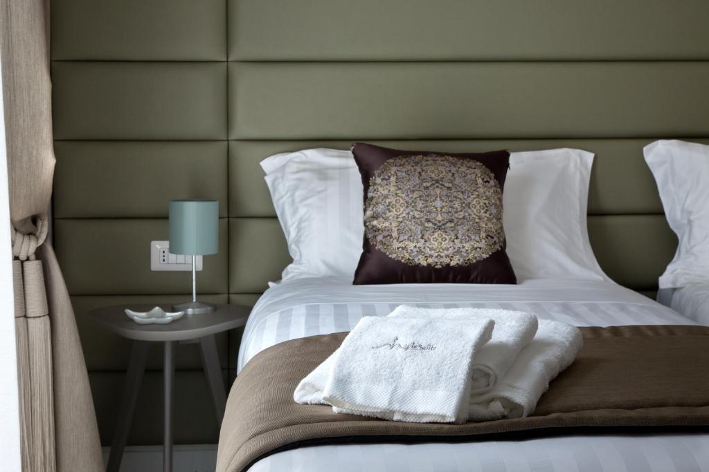 A bed or beds in a room at Naplesuite