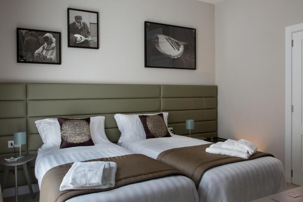 A bed or beds in a room at Naplesuite