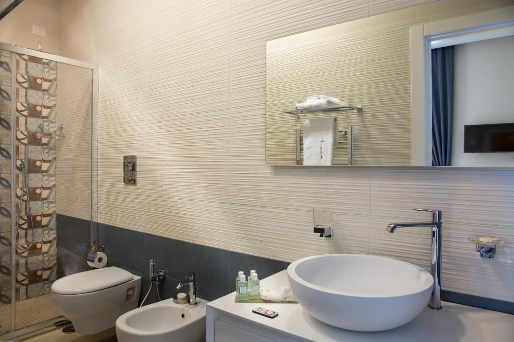 A bathroom at Naplesuite