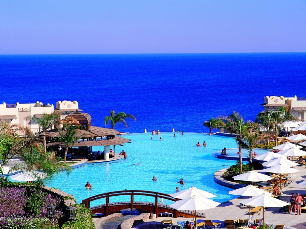 ein großer Pool am Meer in der Unterkunft Concorde El Salam Sharm El Sheikh Front Hotel in Sharm El Sheikh