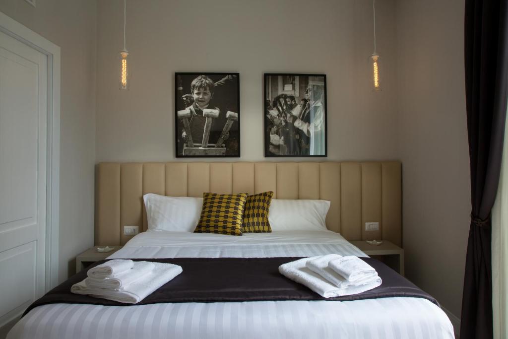 A bed or beds in a room at Naplesuite
