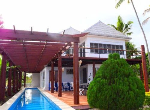 Piscina a First Landing Beach Resort & Villas o a prop