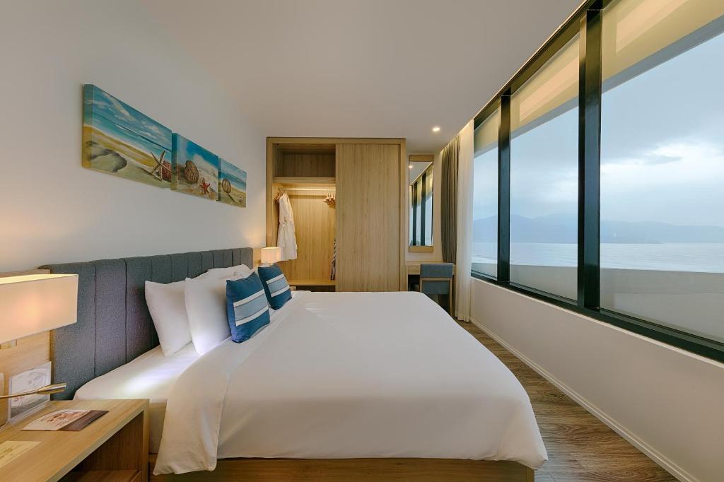 Ein Bett oder Betten in einem Zimmer der Unterkunft Belle Maison Parosand Da Nang Hotel -managed by H&K Hospitality