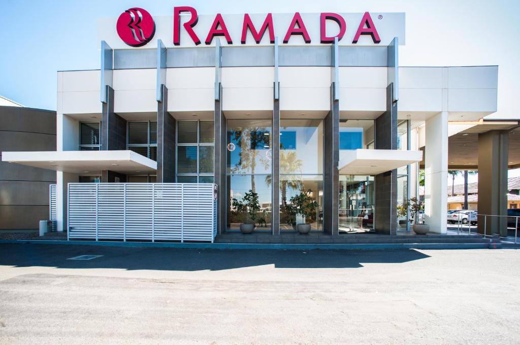 un edificio con un letrero de rambala en el costado. en Ramada Hotel & Suites by Wyndham Cabramatta en Cabramatta