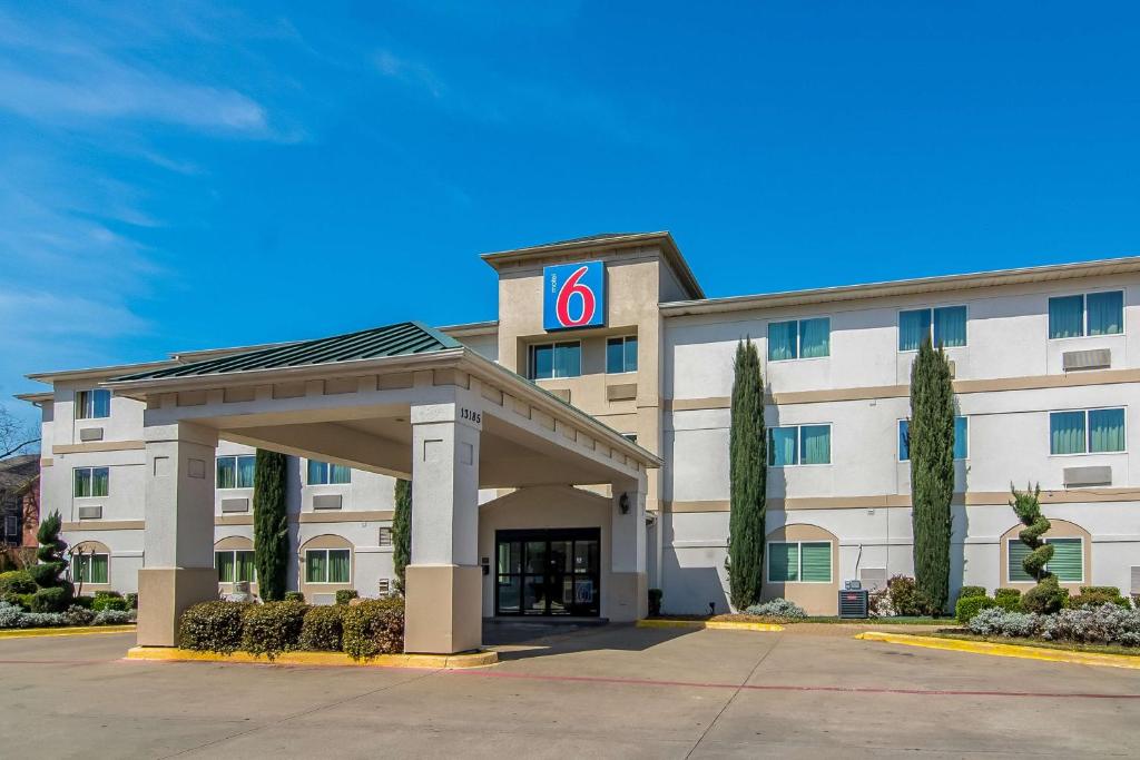 un hotel con un edificio con el número seis en Motel 6-Dallas, TX - North - Richardson, en Dallas
