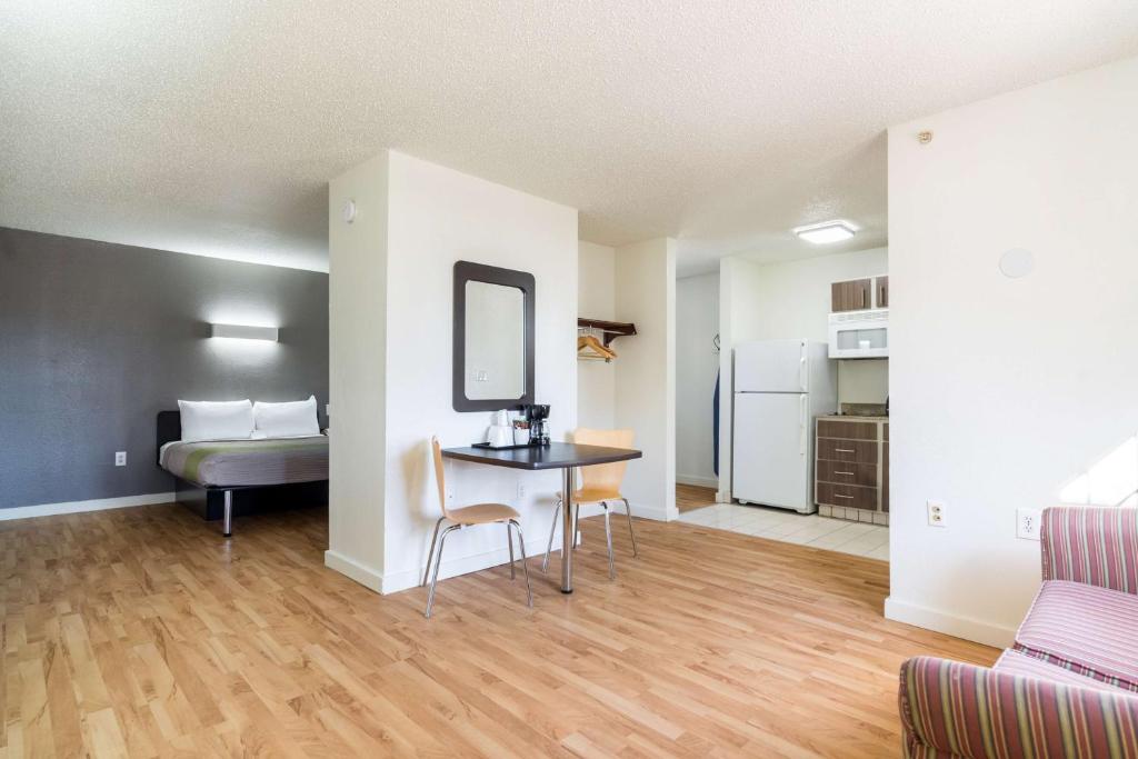 Studio 6-Plano, TX - Dallas - Plano Medical Center - Chambre Lit King-Size De Luxe - Non-Fumeurs