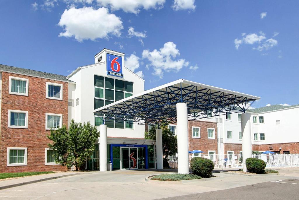 a building with a no parking sign on top of it at Motel 6-Aurora, CO - East Aurora in Aurora