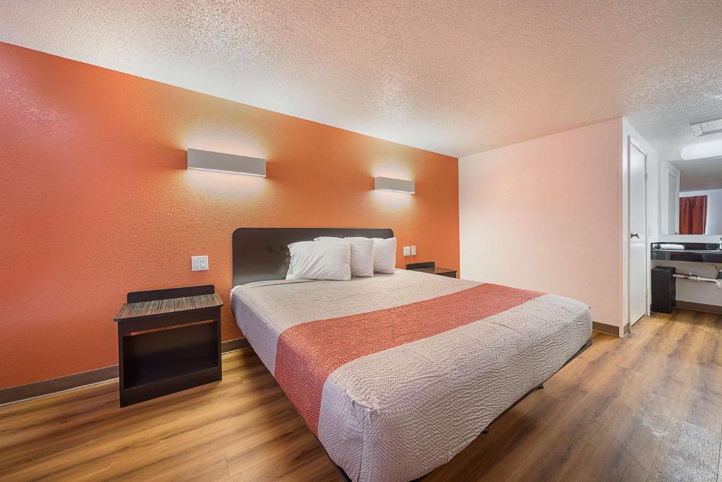 Postel nebo postele na pokoji v ubytování Motel 6-Hamburg, NY