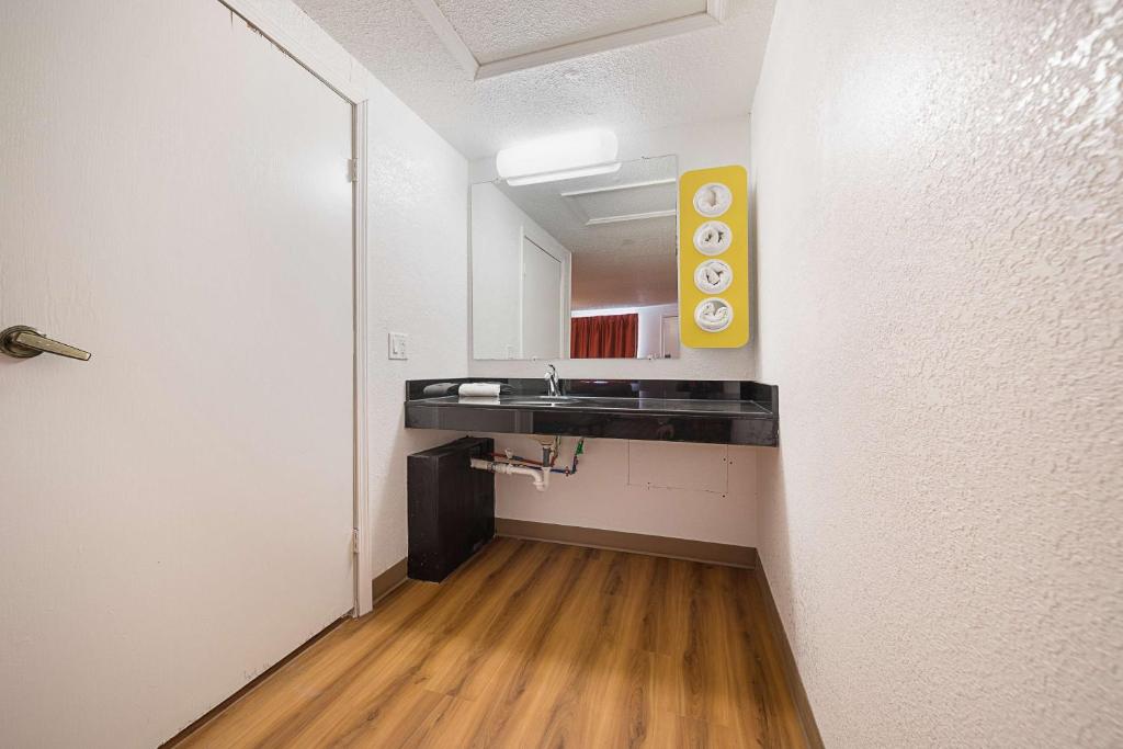 Kuchyň nebo kuchyňský kout v ubytování Motel 6-Hamburg, NY