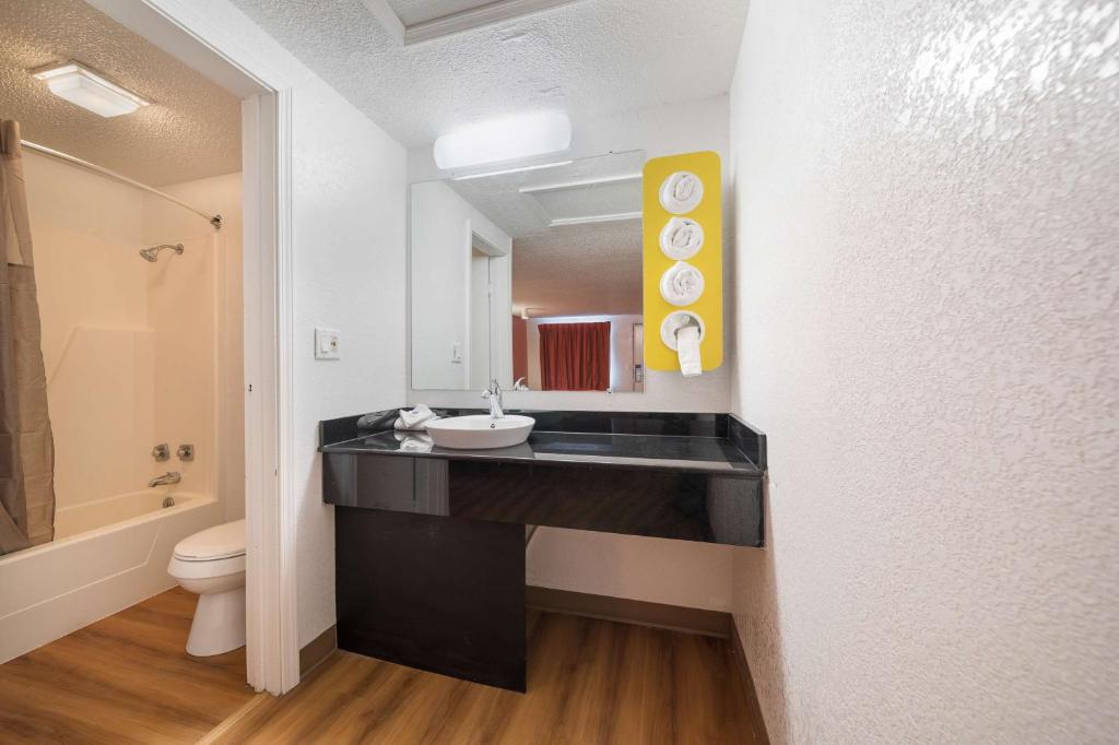 Koupelna v ubytování Motel 6-Hamburg, NY