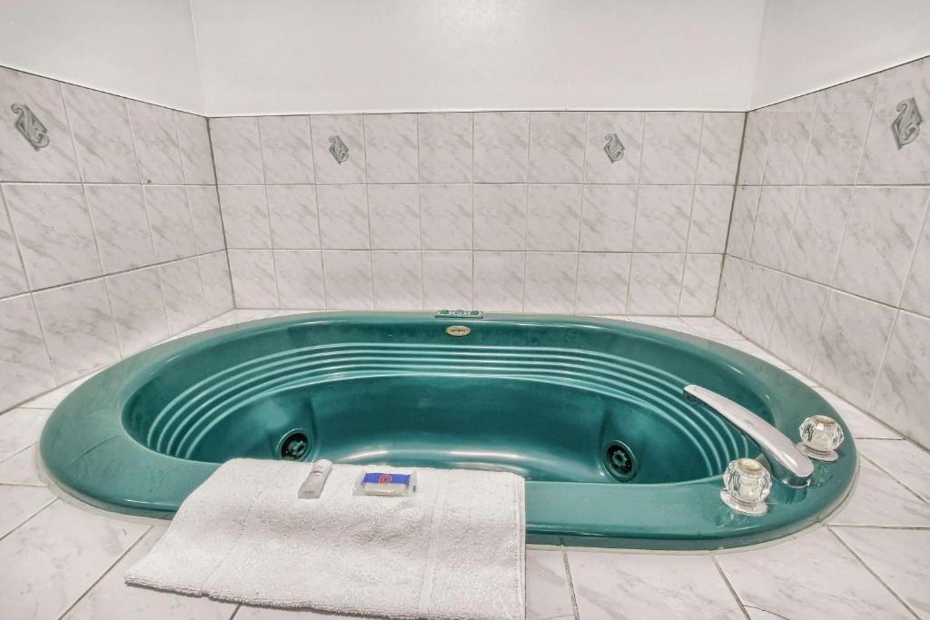 Motel 6-Windsor, ON - Quarto King Com Banheira De Spa - Não Fumantes