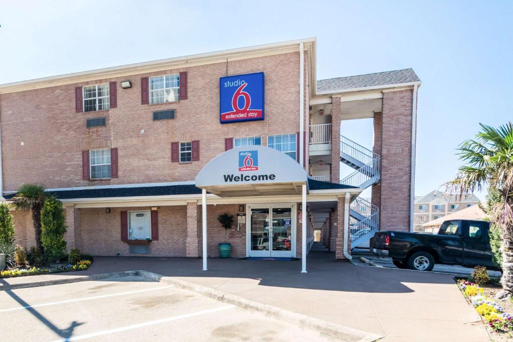 a welcome sign in front of a hotel at Studio 6-Plano, TX - Dallas - Plano Medical Center in Plano