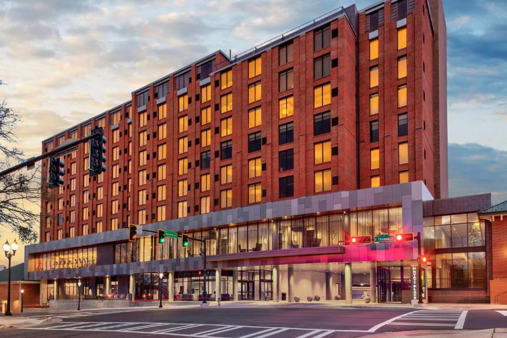 un gran edificio de ladrillo en una calle de la ciudad con un semáforo en Hyatt Place Athens Downtown en Athens