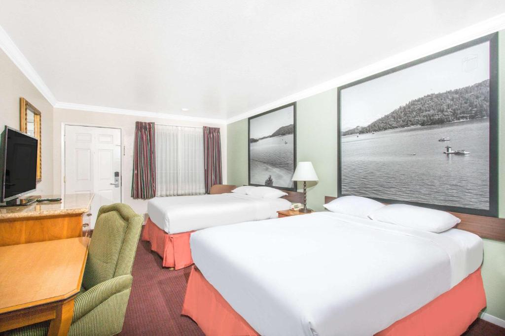 Upper Lake Inn & Suites - 