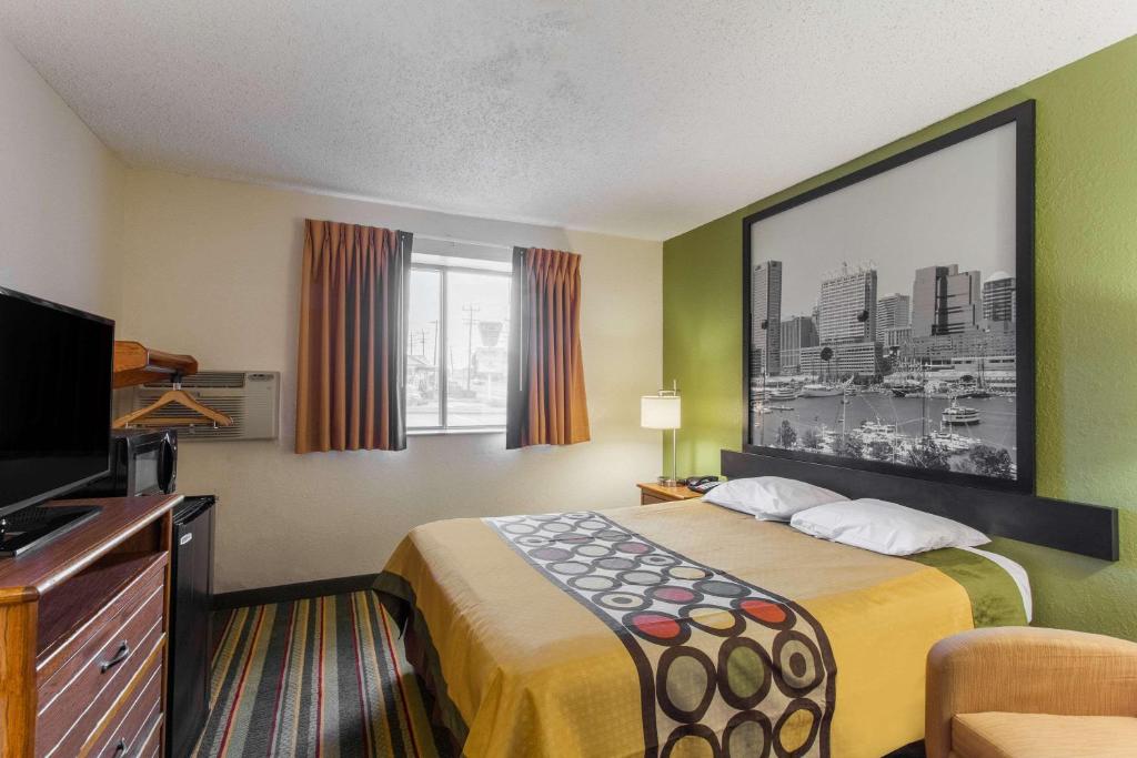 Super 8 by Wyndham College Park Wash DC Area - Deluxe Queen Room - Mobility Access/Non-Smoking