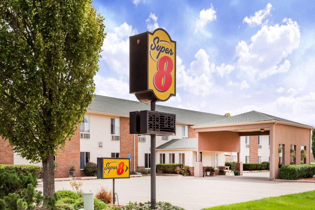 a sign for a burger outside of a motel at Super 8 by Wyndham Pekin/Peoria Area in Pekin
