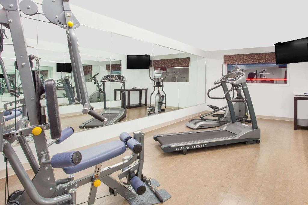 Fitness centrum a/nebo fitness zařízení v ubytování Super 8 by Wyndham Brandon MB