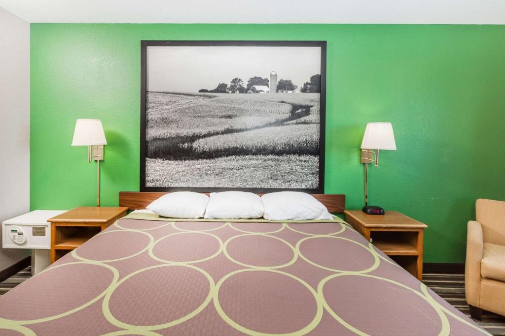 Postel nebo postele na pokoji v ubytování Super 8 by Wyndham Sioux City South
