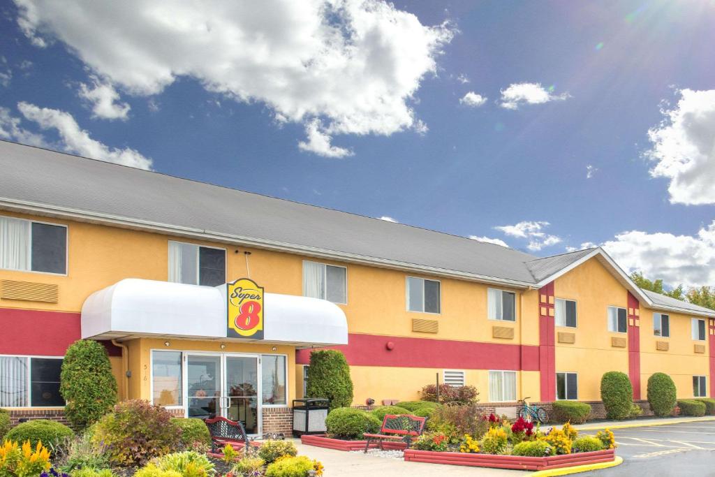 un fast food con un edificio giallo di Super 8 by Wyndham Medina a Medina