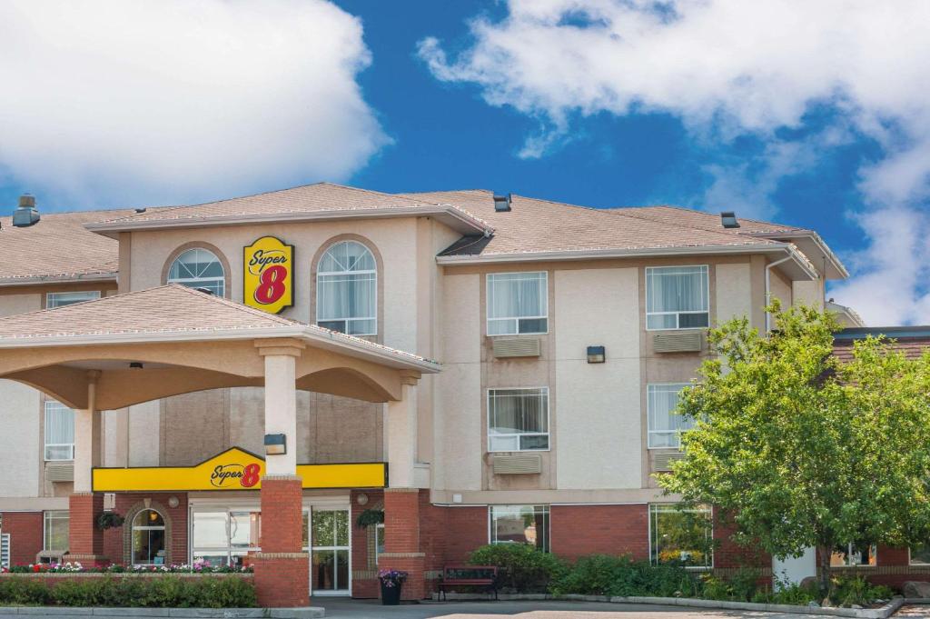 un edificio con un restaurante de comida rápida en Super 8 by Wyndham High River AB, en High River