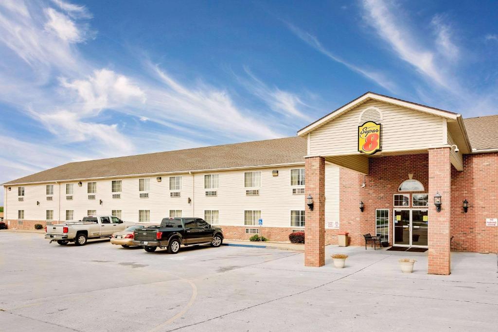 un hôtel avec une voiture garée sur un parking dans l'établissement Super 8 by Wyndham Mound City, à Mound City