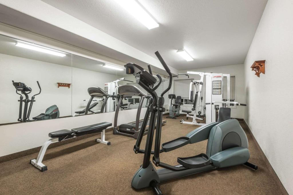 Fitness centrum a/nebo fitness zařízení v ubytování Super 8 by Wyndham Vermilion AB
