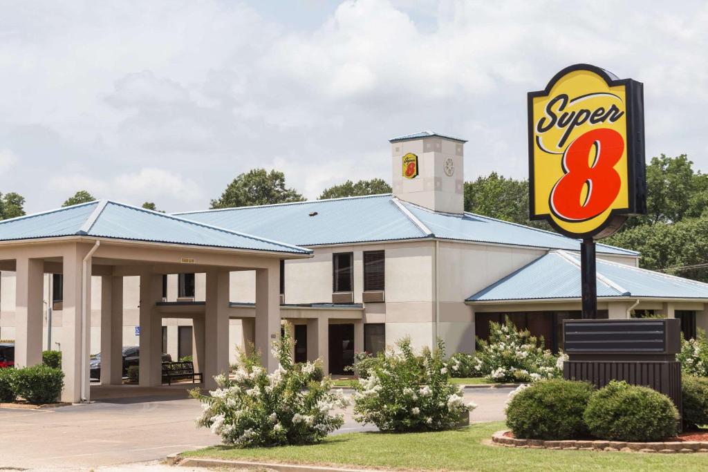 una señal para un super motel en Super 8 by Wyndham Indianola en Indianola