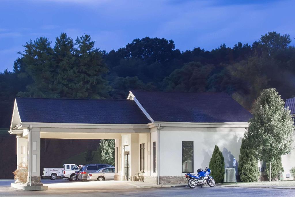 una motocicleta estacionada frente a un garaje en Super 8 by Wyndham Daleville/Roanoke, en Daleville