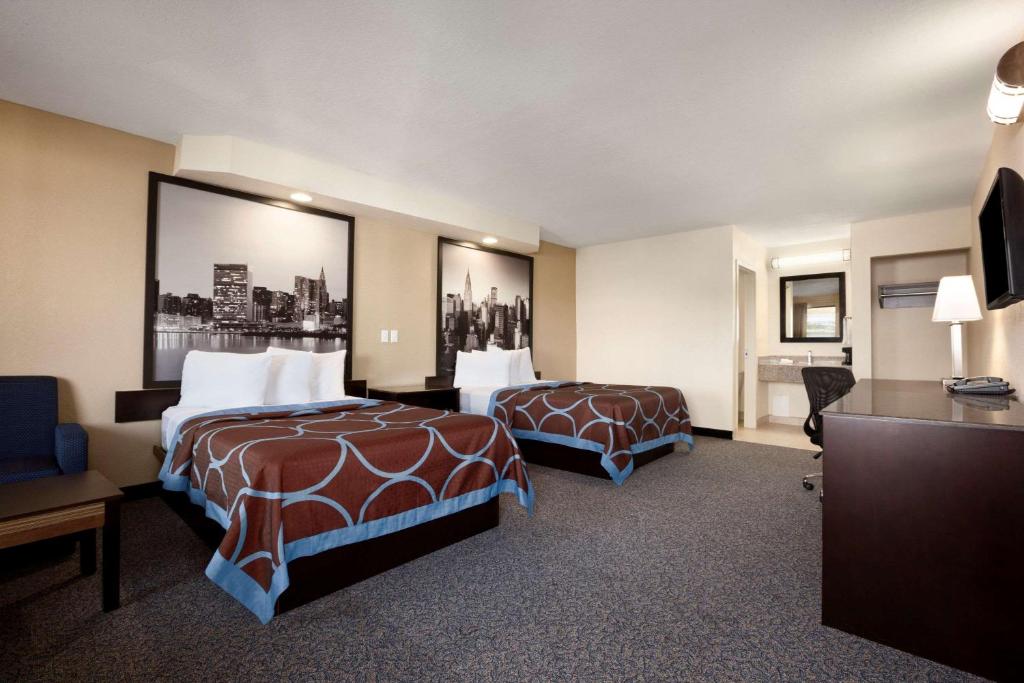 Postel nebo postele na pokoji v ubytování Super 8 by Wyndham Rahway/Newark