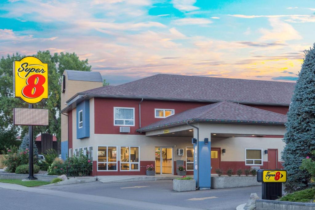 Certifikát, hodnocení, plakát nebo jiný dokument vystavený v ubytování Super 8 by Wyndham Lethbridge
