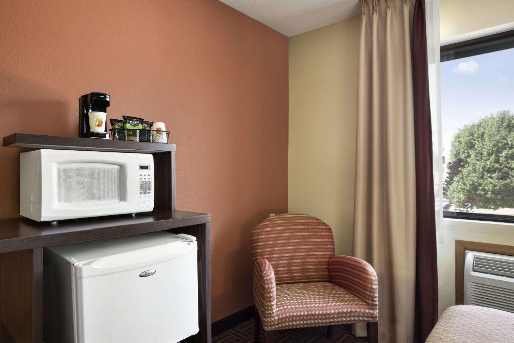 Super 8 by Wyndham Carbondale - Camera Queen Con 2 Letti Queen-Size - Non Fumatori