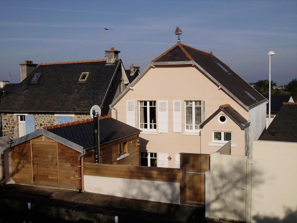 プレヌフ・ヴァル・アンドレにあるLuxury Seaside Family house in Pléneuf Val Andréの木塀のある大白い家