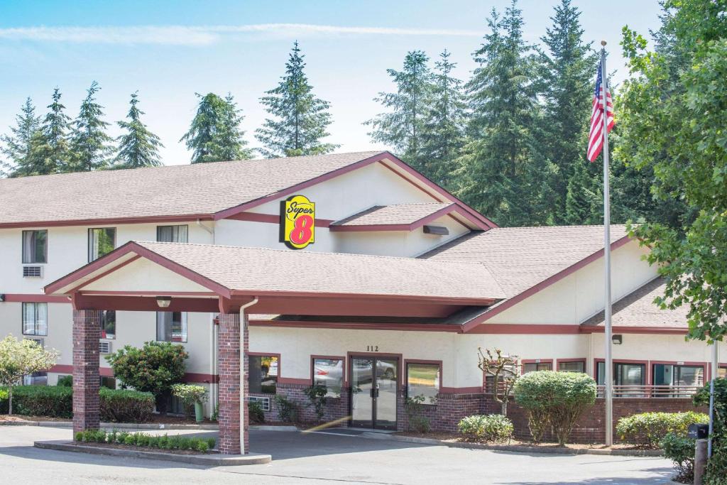 ein Fast-Food-Restaurant mit amerikanischer Flagge in der Unterkunft Super 8 by Wyndham Lacey Olympia Area in Lacey