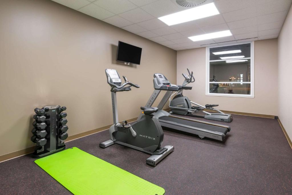 Fitness centrum a/nebo fitness zařízení v ubytování Super 8 by Wyndham Mont Laurier