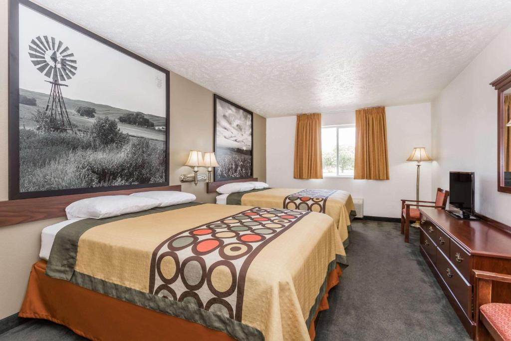 Super 8 by Wyndham Alma - Queen Room With Two Queen Beds - Non-Smoking