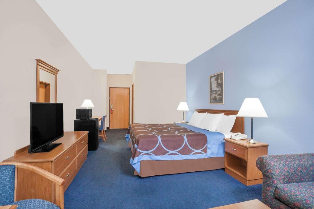 Postel nebo postele na pokoji v ubytování Super 8 by Wyndham Cobleskill NY