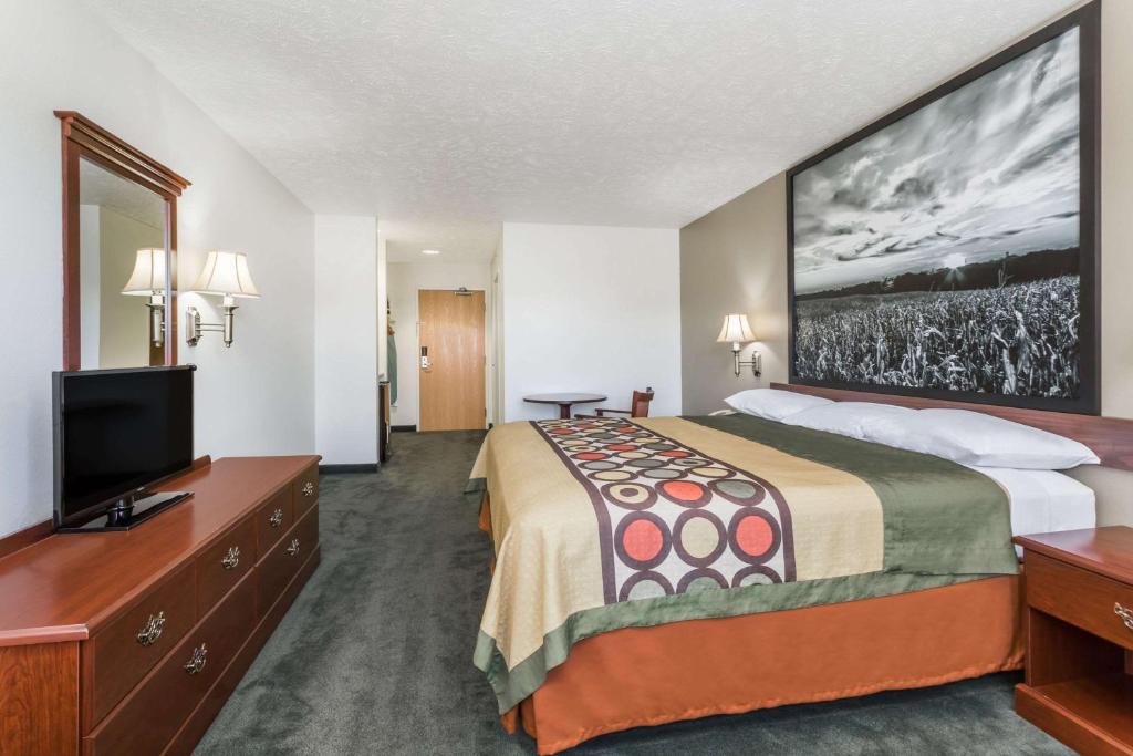 Super 8 by Wyndham Alma - King Room - Mobility Access/Non-Smoking