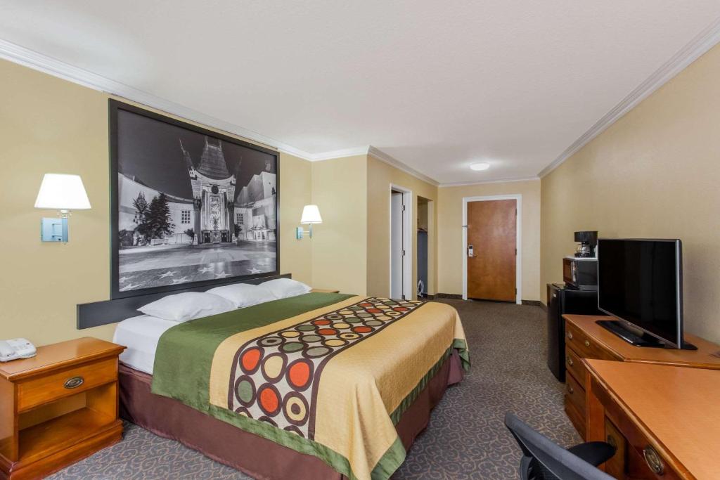 Super 8 by Wyndham Los Angeles Downtown photo