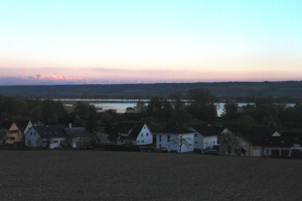 アレンスバッハにあるFerienwohnung Hegneの家屋と夕日の町の景色