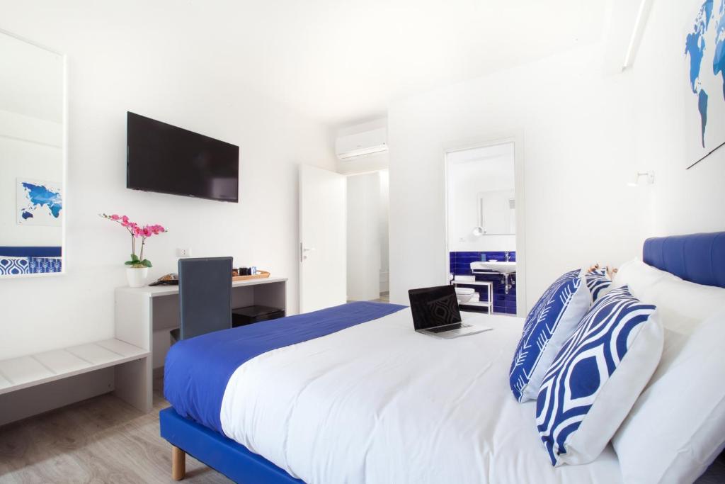 TV a/nebo společenská místnost v ubytování Sirocco Suites