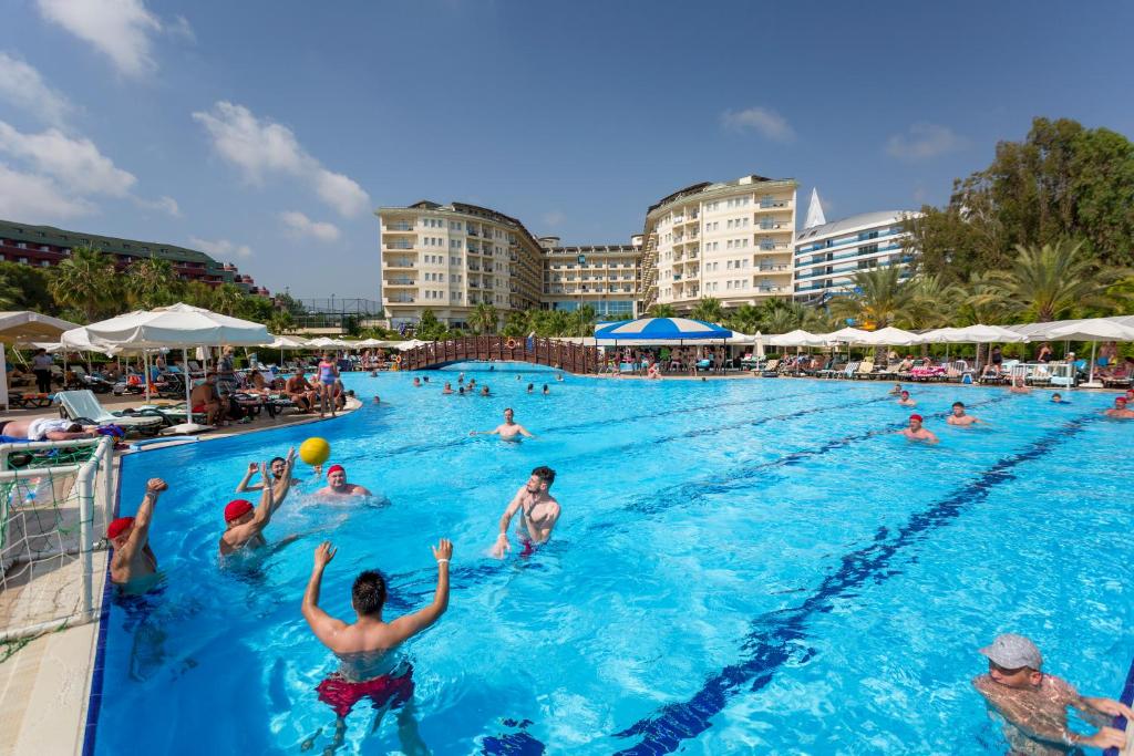 Bazén v ubytování Mukarnas Spa & Resort Hotel nebo v jeho okolí
