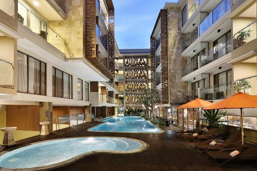 Bazén v ubytování Harper Kuta Hotel by ASTON nebo v jeho okolí